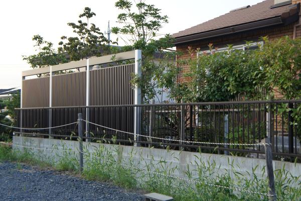 三重県四日市市 S様邸 リクシルプラスG　Gスクリーン縦格子タイプ　外構　お庭　目隠し
