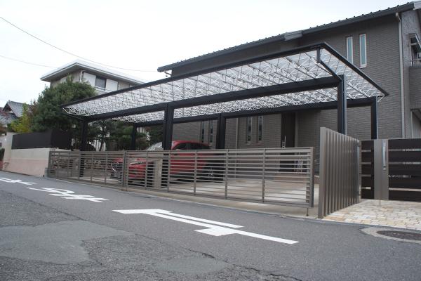 三重県四日市市　Y様邸 　三協アルミ Mシェード　49-54(2台用)×2連棟　カーポート　外構