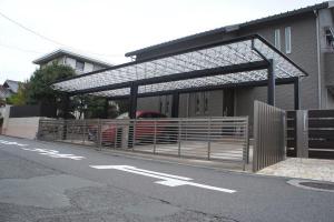三重県四日市市　Y様邸 　三協アルミ Mシェード　49-54(2台用)×2連棟　カーポート　外構