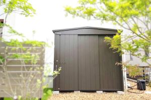 三重県津市　H様邸 マツモト物置 MN-2210　PG色　おしゃれ物置　スチール物置　お庭　外構