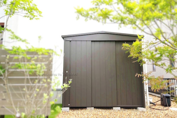 三重県津市　H様邸 マツモト物置 MN-2210　PG色　おしゃれ物置　スチール物置　お庭　外構