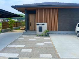 三重県伊勢市　I様邸　ご新築外構工事　門袖　アプローチ　宅配ボックス　植栽　外構