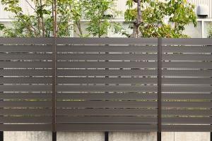エクスタイル　目隠しフェンス　アーバンフェンス　UZUKURI -浮造り-　独立基礎施工 日本製