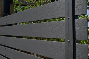 エクスタイル　目隠しフェンス　アーバンフェンス SANDING -サンディング-　ブロック上施工